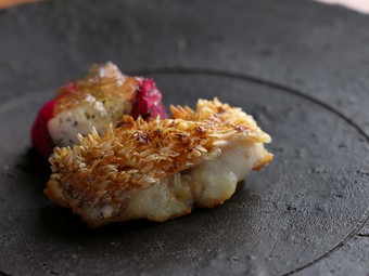 アフリカのスパイスがポイント！『甘鯛の松笠焼き』