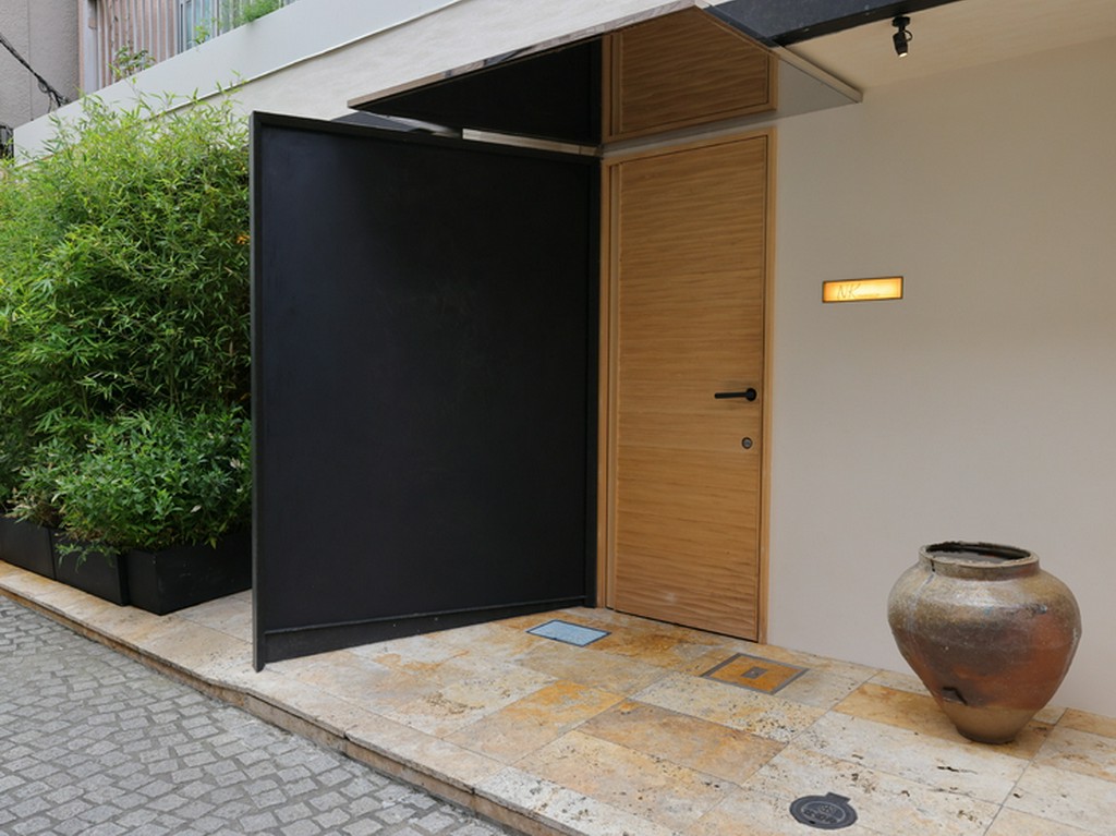 【神楽坂　石かわ】の隣の一軒家が【NK】