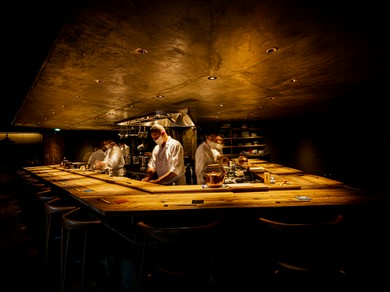 臨場感あふれるオープンキッチンを囲む劇場型カウンター				