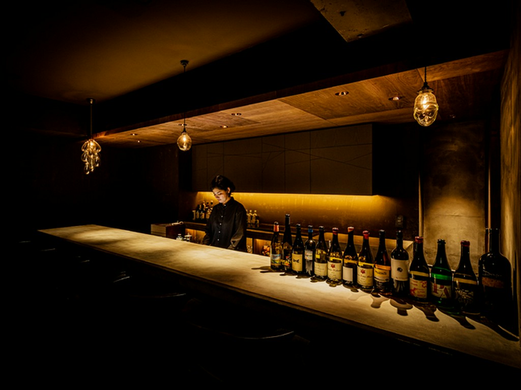 扉をあけるとサプライズ！　シックなバーが登場				