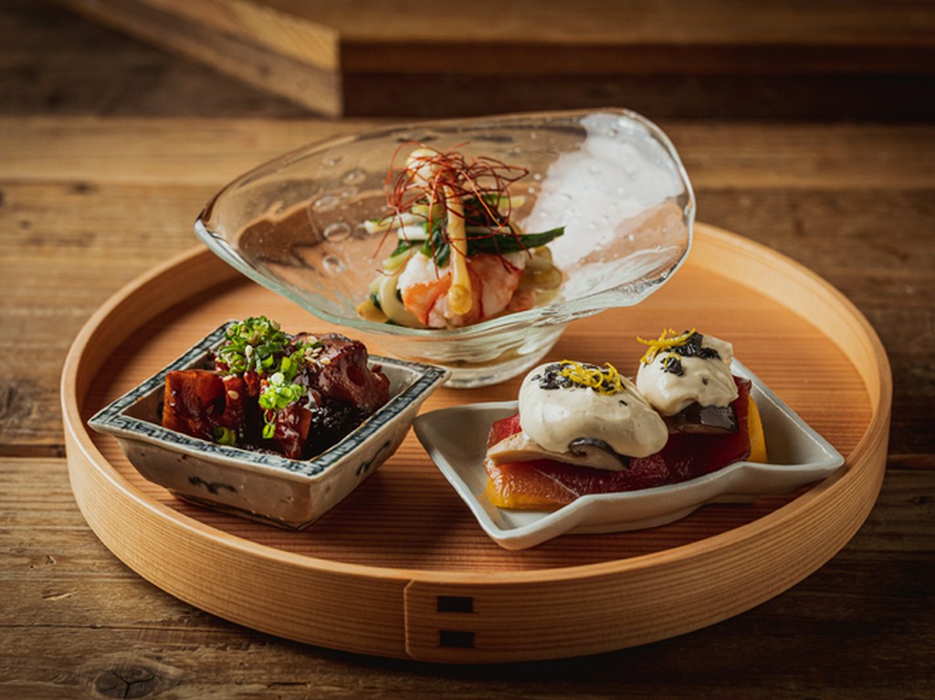 まずは酒のつまみに頼みたい『わっぱ盛り合わせ・小鉢』