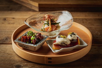 まずは酒のつまみに頼みたい『わっぱ盛り合わせ・小鉢』