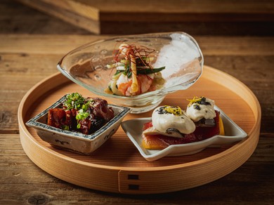 まずは酒のつまみに頼みたい『わっぱ盛り合わせ・小鉢』