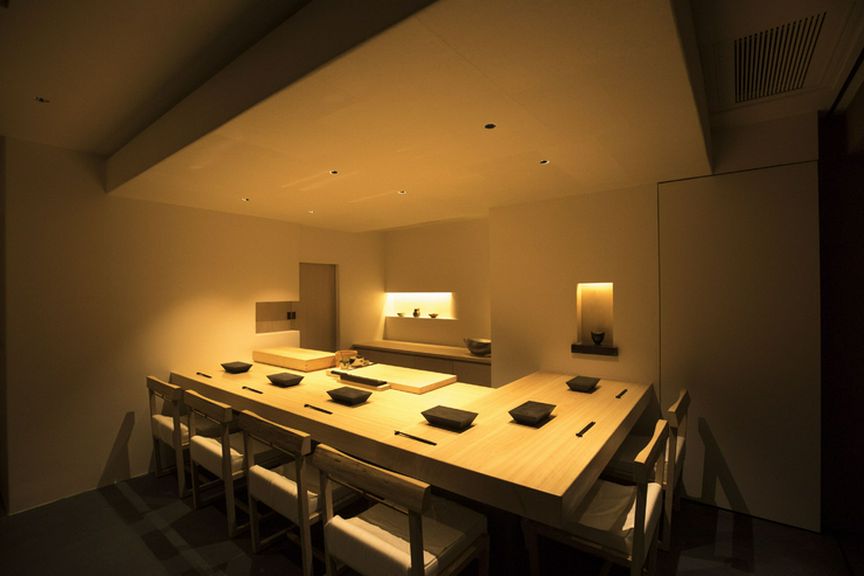 定員6名の個室で鮨職人を独占する喜びも