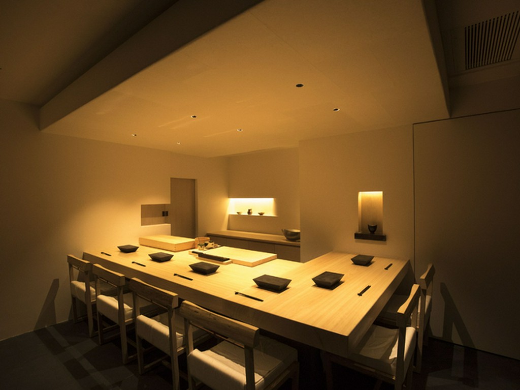 定員6名の個室で鮨職人を独占する喜びも