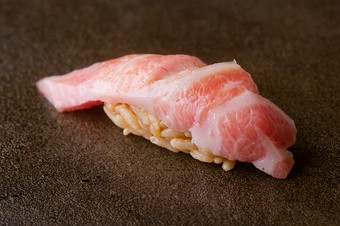 ネタとシャリの旨みのハーモニーが極まった『鮪大トロ』