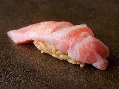 ネタとシャリの旨みのハーモニーが極まった『鮪大トロ』