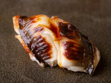 丁寧な仕込みで本来の持ち味が極限まで引き出された『穴子』