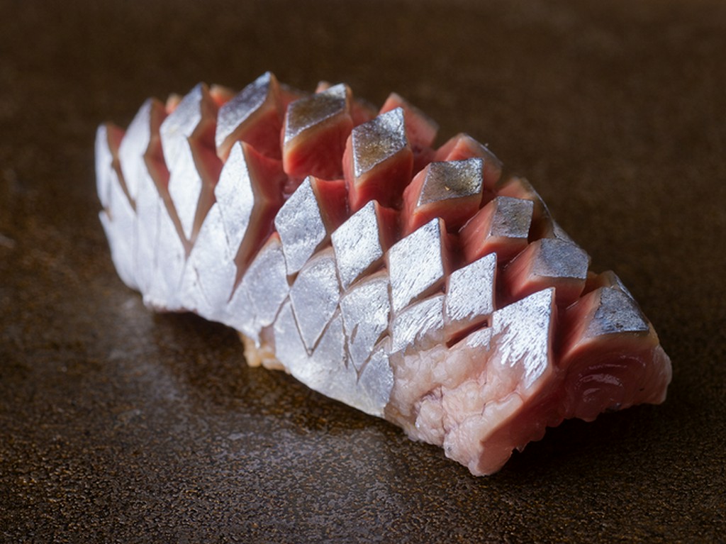 芸術的な佇まいとほどけるような食感を併せ持った『秋刀魚』