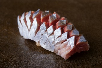 芸術的な佇まいとほどけるような食感を併せ持った『秋刀魚』