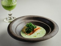 ネパールは海に面していない内陸国ゆえ、魚は、鯉やナマズなどの川魚がよく用いられます。ご覧の一品は、イワナをソテーした後、仕上げにグリンピースや空豆をペースト状にしたソースを、客の目の前で注いでいます。