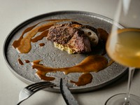 セクワとは、スパイスでマリネした肉を焼いた料理のこと。現地では熾火や炭火で焼くようですが、本田シェフは肉をより柔らかくするため、低温調理で火を入れた後、炭で焼いています。今回は豚の肩ロースを使用。