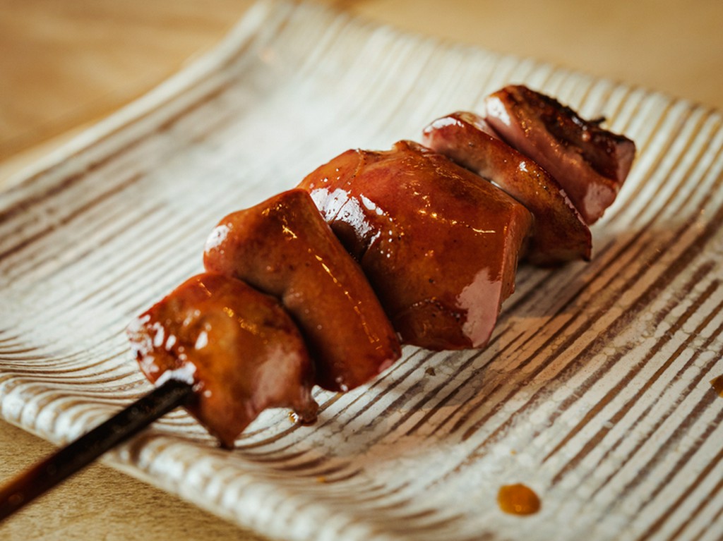 食材の新鮮さと匠の火入れを同時に体感できる、『レバー』