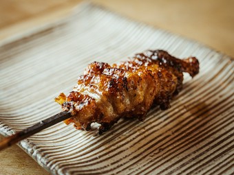 カリッとした焼き上がりと食べ応えのある弾力、両方楽しめる鶏皮