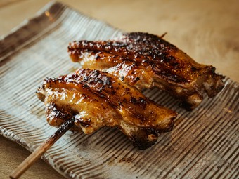 上質な伊達鶏の魅力が発揮される、ハリや弾力のある手羽先