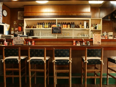 カウンター席は一人飲みにも◎