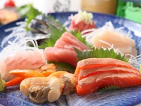 木更津や富津の鮮魚をはじめ、店主自ら厳選した旬の魚介の贅沢な盛り合わせ。鮮度抜群の味わいと歯ごたえを満喫できる逸品です。潮の流れをイメージさせる色彩豊かな盛付けは美しく、視覚でも楽しませてくれます。