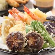 カラッと揚がった旬の魚と野菜『天ぷら盛り合わせ』