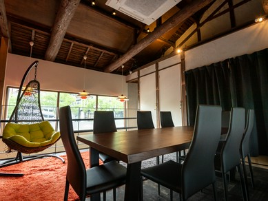 二階席には貸切ラウンジを設置