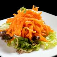 テイクアウトでも人気が高く、リピーター続出の逸品。ほどよい酸みのドレッシングと人参のシャキシャキ食感で噛めば噛むほどに食欲が刺激されます。お店の理念でもある“おいしく健康に”を体現する一皿です。