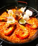 名古屋市民も納得の濃厚な海鮮の旨み『海老と渡り蟹の贅沢パエリア』