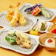 旬の鱧や色とりどりの夏野菜の天ぷらに加え、料理長自ら漬けた鯖の西京漬けを揚げた創作天ぷらをメインにした定食は、季節ごとに素材が替わる。西京漬けの天ぷらはそのまま食べて美味。ご飯がすすむ一品です。