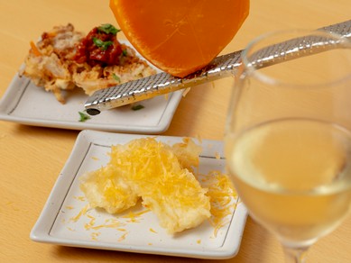洋風レストランのメニュー張りの、チーズや肉に工夫を凝らした『創作天ぷら』