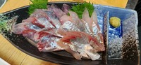土佐沖で獲れるキス科の深海魚「沖うるめ」は、脂が多いのに淡白な味わい、白身のほろっとした食感が人気。それに梅肉と青紫蘇を巻き込み、サッと揚げて仕上げます。特製ダレをつけて召し上がれ。