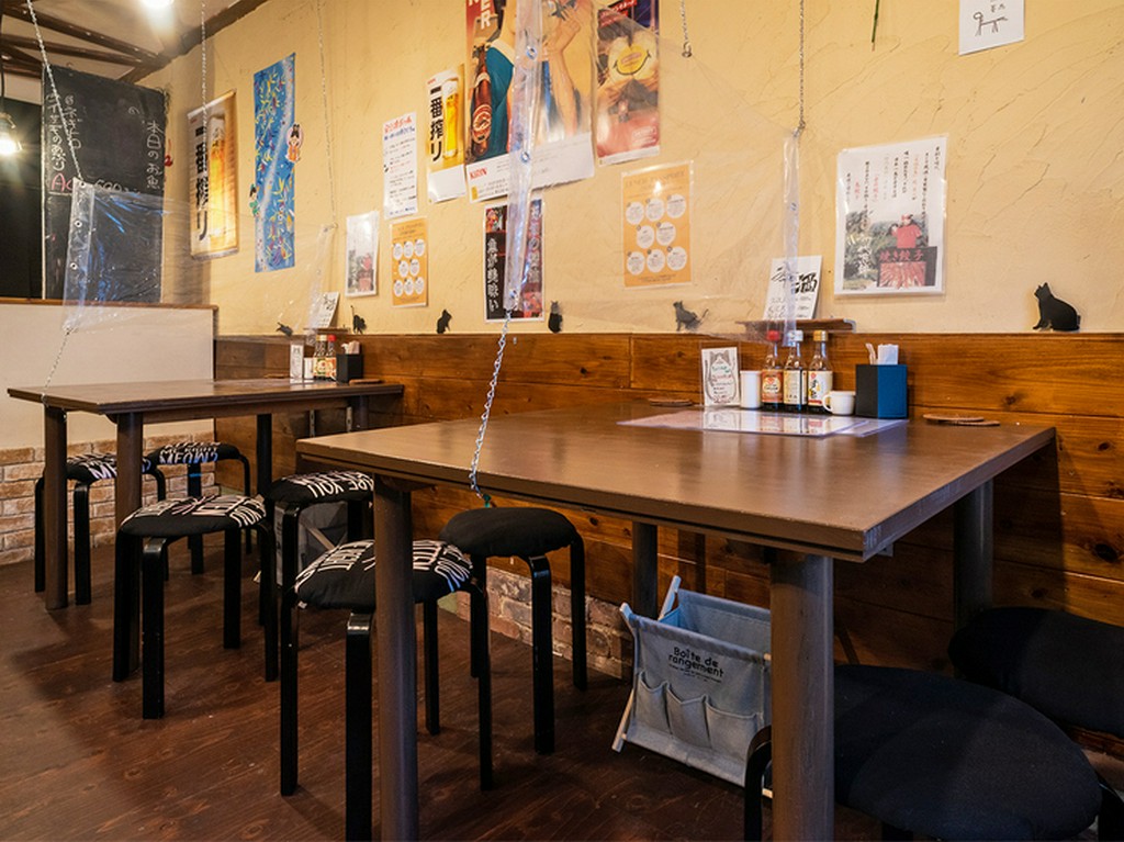 4人掛けのテーブル下には荷物入れなどちょっとした心配りも