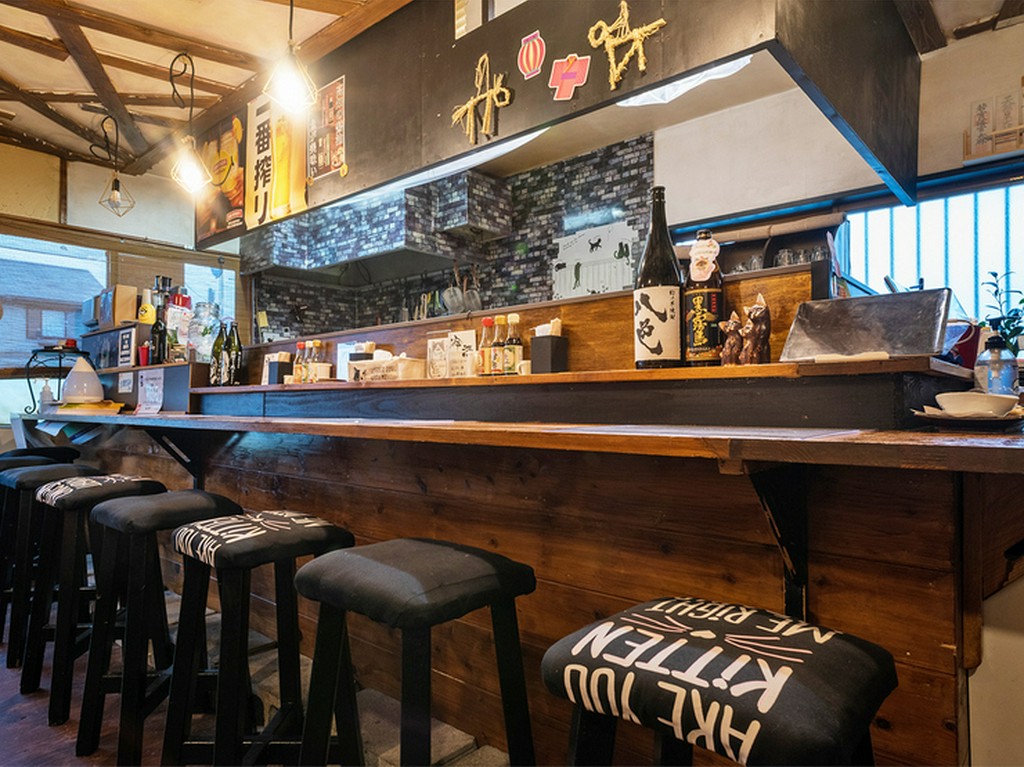 調理風景を眺めながら、隣同士会話に華が咲きます