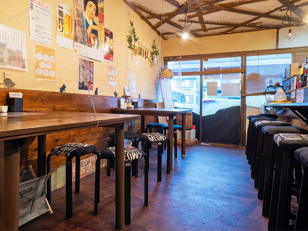 長居しても腰が痛くないよう一つ一つクッションを敷いています