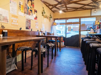 長居しても腰が痛くないよう一つ一つクッションを敷いています