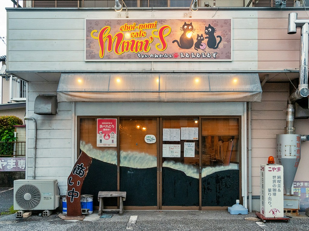 飼い猫3匹をモチーフにした看板