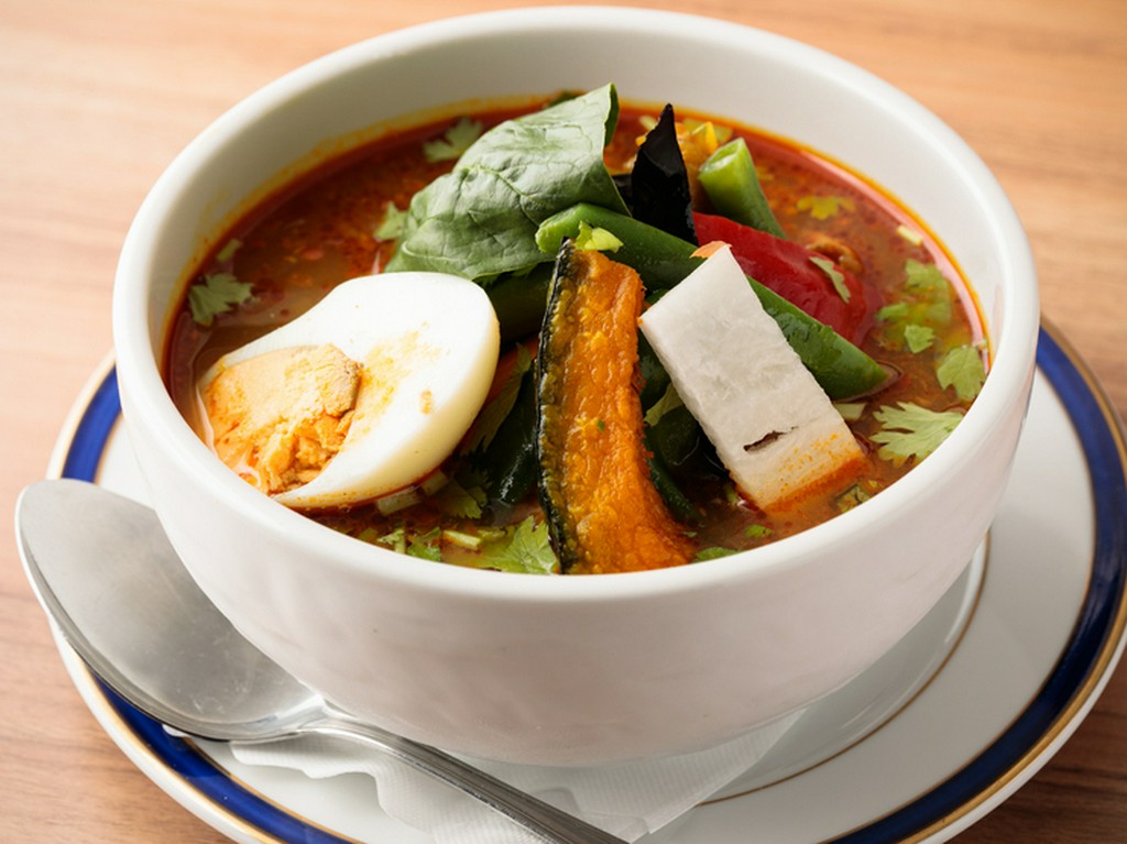 これぞ本場仕込み。この味を求めて訪れるファンも多い『特製スープカレーセット』