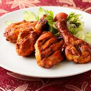 特製のタンドリー窯で焼き上げる名物料理。骨付きのチキンを数種類のスパイスとヨーグルトなどをブレンドした特製ソースで漬け込んでいます。
4P 1000円