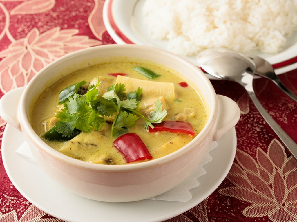 タイカレーを代表する一皿『グリーンカレー（ゲーンキャオワーン）小ライス付き』