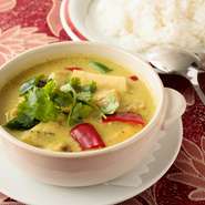 チキンとココナッツミルクからつくったタイのグリーンカレー。本場の味を再現するのは、バリエーション豊かなスパイス。独自の配合を施すことで、食欲を促進させる風味豊かな逸品が完成します。