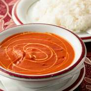 トマトベースのチキンを使ったバター風味のカレー。自家製バーベキューチキンを加え、長時間煮込んで柔らかく仕上げています。ほとんど辛さがないため、子どもや辛いものが苦手な方にも好評です。