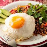 タイ料理の中でも人気メニューのひとつ。バジルの香りが漂うほんのり甘辛味の鶏そぼろをのせて、トロリとした目玉焼きを混ぜながらいただきます。