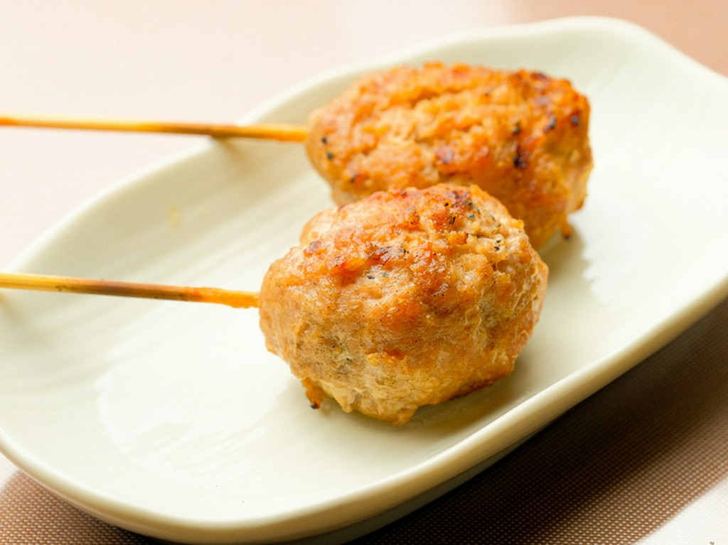 鶏肉100％の贅沢な一串は必食のおいしさ。新鮮な鶏の味わいが引き立つボリューム満点の『特製つくね』