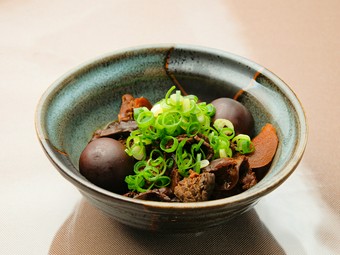 6時間煮込んで旨みを凝縮。濃厚かつサッパリとした味わいがクセになる、醤油ベースの『ホルモン煮込み』