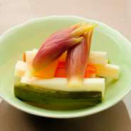 焼鳥の箸休めに、爽やかな酸味のピクルスはいかが。西洋ビネガーではなく日本古来から伝わるお酢を使用し、まろやかな和風に仕上げています。シャキシャキ食感と鮮やかな彩りが、目も舌も楽しませてくれます。