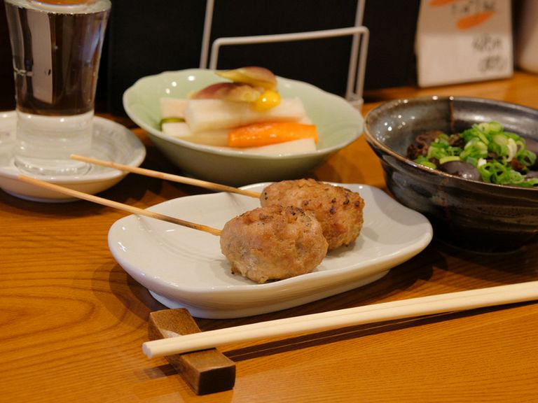 木のぬくもりと炭火焼の香ばしさに包まれ、至福のひと時を過ごす
