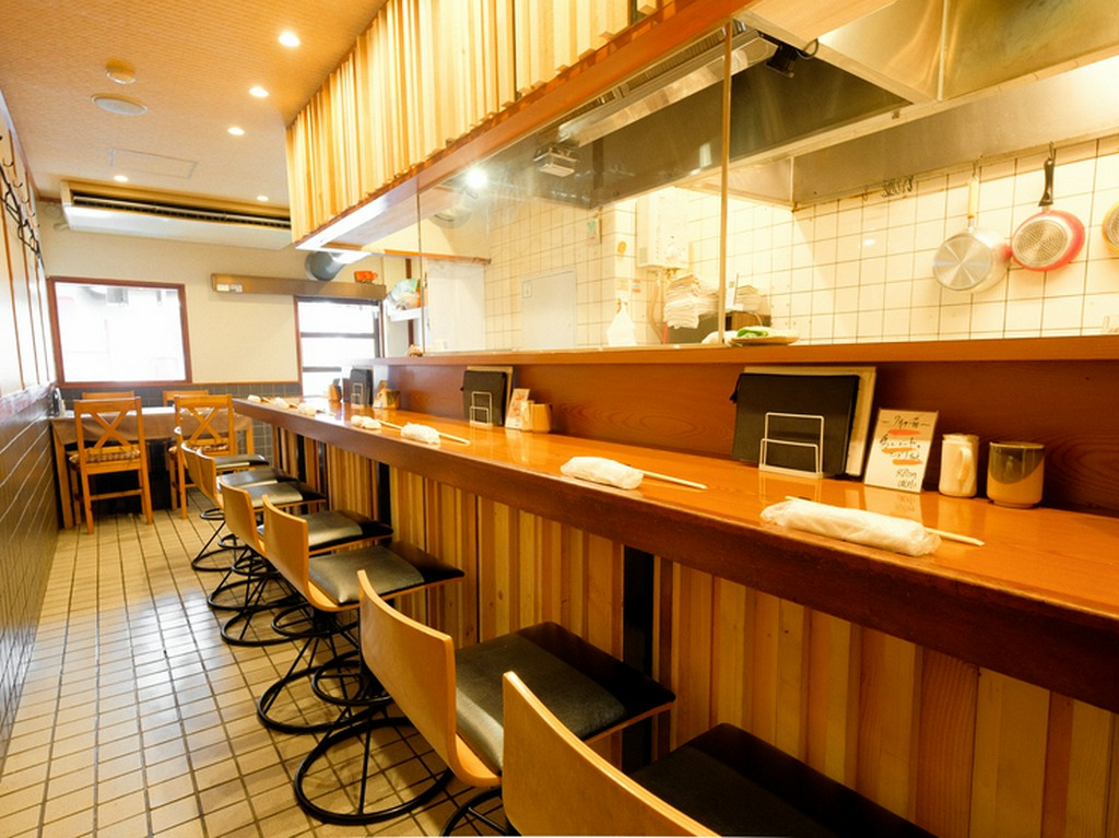 店主との会話もの楽しめるカウンター席で、ゆるりと酔いしれる