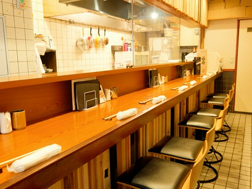 親しい人と肩を並べて語り合うのにもちょうどいい距離感