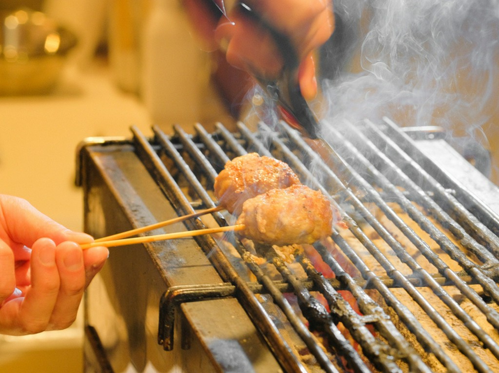 漂う炭火焼鳥の香りに誘われ、思わずのれんをくぐるゲストも