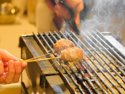 漂う炭火焼鳥の香りに誘われ、思わずのれんをくぐるゲストも