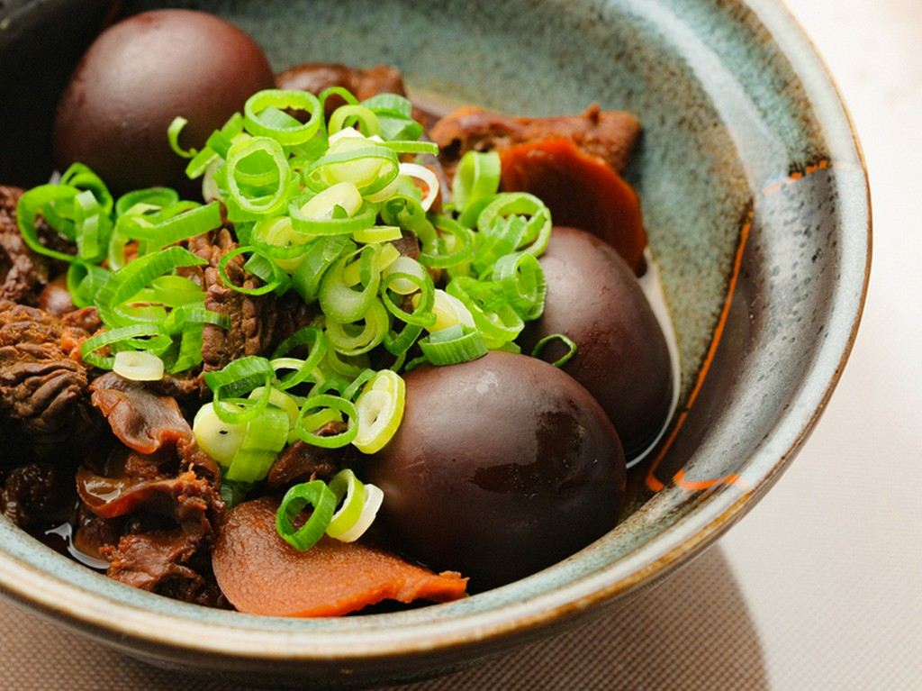 味わい深い特製醤油だれで、じっくり煮込んだ『ホルモン煮込み』