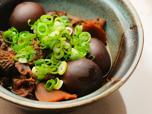 味わい深い特製醤油だれで、じっくり煮込んだ『ホルモン煮込み』