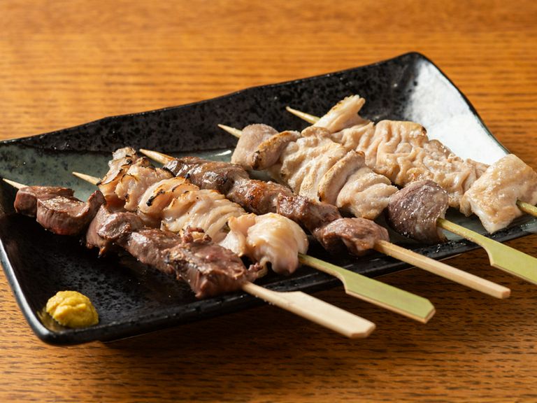 仕入れによって部位が変わる、新鮮な”赤もつ”と”白もつ”を塩で串焼きにした『もつ焼き5本盛り合わせ』